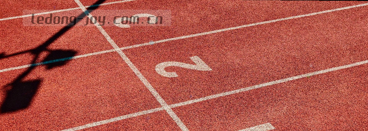 跑道弧线串联四个操作步骤的抽象信息图